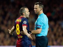 Iniesta reclama al árbitro del juego ante el PSG una acción, la UEFA descata problemas con el arbitraje en el torneo. AP /