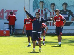 El técnico Benjamín Galindo ha tenido que hacer muchos ajustes durante la temporada para los partidos del Guadalajara.  /