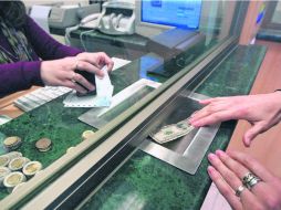 Nuevos ingresos. La paridad del dólar se debe a la entrada de grandes flujos de capitales, afirma Banxico. AFP /