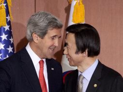 El secretario de Estado de EU, John Kerry (i), conversa con el ministro de Exteriores surcoreano, Yun Byung-Se. EFE /