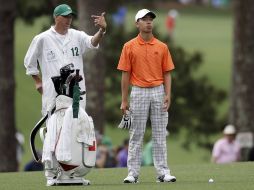 Guan Tianlang (der) espera seguir con vida en el Masters de Augusta. AP /