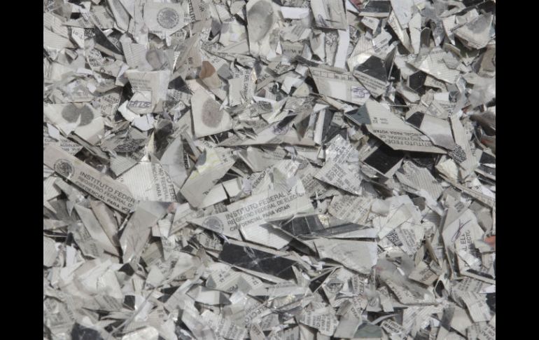 Una vez seleccionados los paquetes destinados a destruir, se preparan para su trituración y entierro. ARCHIVO /