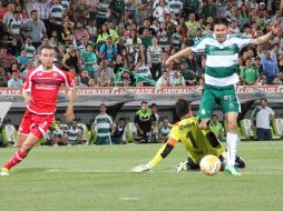 Oribe Peralta (der) se quita a Talavera para anotar el segundo gol de Santos en el partido. NTX /