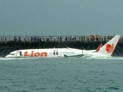 Un avión de Lion Air se pasa de la pista en la isla indonesia de Bali y cae al mar. AFP /