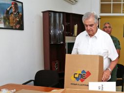 El embajador de Venezuela en Nicaragua, José Javier Arrúe, durante la instalación de la mesa electoral en Managua. EFE /