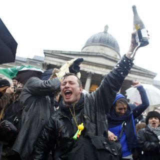 Cientos de manifestantes ''celebran'' muerte de Thatcher