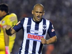 Suazo festeja uno de los goles de la victoria regiomontana. EFE /