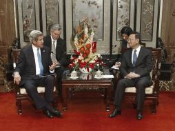 John Kerry, secretario de estado norteamericano y Yang Jiechi, concejal estatal chino. AFP /
