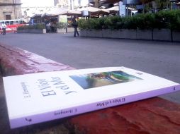 La lectura se ha abierto camino entre los mexicanos, y los lugares favoritos van desde el hogar a espacios abiertos. ESPECIAL /