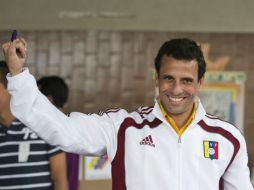 El candidato presidencial de la oposición  venezolana, Henrique Capriles, luego de emitir su sufragio. AFP /