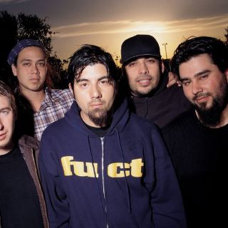 Muere bajista de Deftones tras varios años en coma