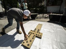 El dominó gigante instalado en la calle Argentina y su cruce con Vallarta.  /