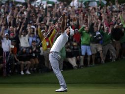 Adam Scott festeja luego de conseguir el birdie que le dio el título del Masters. AP /