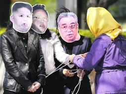 Activistas surcoreanos “capturan”  de forma simbólica a Kim Jong-un (izquierda), Kim Jong Il (centro) y Kim Il-sung. AP /