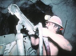 Los trabajadores que laboran dentro de las minas están desprotegidos y enfermos, y encima su labor arroja daños al medio ambiente. EL INFORMADOR /