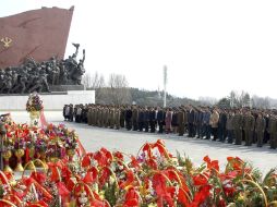 Norcoreanos participan en una ofrenda floral delante de las estatuas del fundador de Corea del Norte, Kim Il-sung. EFE /