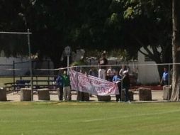 Este fue el letrero que llevaron a Verde Valle para mostrar su inconformidad. Cortesía @rgtito.  /