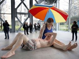 Las esculturas de sorprendente realismo, son contempladas por asistentes a la muestra parisina. AFP /