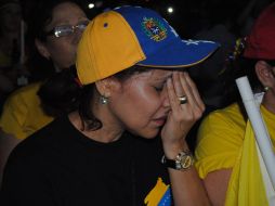Una seguidora de la oposición se lamenta por la derrota de Capriles. EFE /