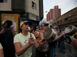 Opositores se manifiestan ante las sedes del CNE con cacerolas exigiendo el recuento de votos. AP /