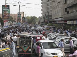 Un grupo de personas permanece en la calle tras evacuar varios edificios en Pakistán, donde también se siente el sismo. EFE /