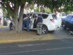 Los presuntos delincuentes viajaban en una camioneta Toyota RAV4; chocan contra un árbol, y además, contra un auto compacto de la FGE.  /