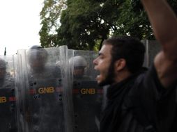 La policia venezolana contiene a los manifestantes. EFE /
