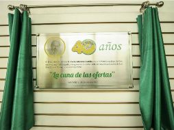 En la primera sucursal, ubicada en la calle Los Ángeles #92, se develó la placa conmemorativa del 40 aniversario. EL INFORMADOR /