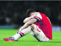 El delantero francés del Arsenal, Olivier Giroud, quedó tendido en la cancha al finalizar el duelo ante el Everton. AP /