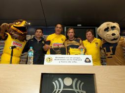 Torres Servín, Muñoz, Romagnoli y Herrera fueron los encargados de pedir calma a los aficionados. ESPECIAL /