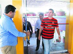 Bienvenido. Pablo Hernán Lavallén, enfundado con la camiseta rojinegra, entra a Colomos. EL INFORMADOR /