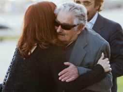 Fernández y Mujica se saludan, poniendo fin a la tensión entre ambos presidentes. AFP /