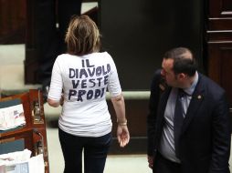 Alessandra Mussolini, nieta del dictador Benito Mussolini luce una camiseta en la que se puede leer ''El diablo viste de Prodi''. EFE /