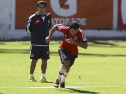 Benjamín Galindo observa los ejercicios de Miguel Sabah en la práctica de Chivas. MEXSPORT /