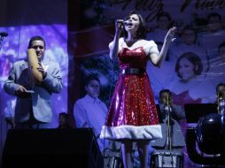 La tapatía Maria Fernanda es la voz femenina de la Sonora Santanera de Carlos Colorado. ARCHIVO /