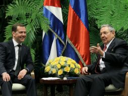 Los países poseen una larga tradición de colaboración. En la imagen, el primer ministro ruso,  Dimitri Medvedev, y Raúl Castro. ARCHIVO /