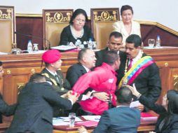 Momento en que el ya presidente Nicolás Maduro es interrumpido por un espontáneo, quien según medios, le pidió ayuda. AFP /