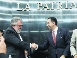 Misión cumplida. Alejandro Encinas (izquierda), saluda a Javier Lozano, tras concretarse el proceso en el Senado. NTX /
