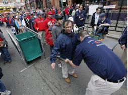 Muchos aficionados usan camisetas alusivas al Maratón de Boston. AP /