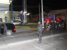 Tras una maniobra fallida, los hurtadores se impactaron contra una banqueta, después fueron alcanzados por las autoridades. ARCHIVO /