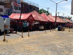 A las afueras del estadio se vive un ambiente de fiesta por el clásico tapatío.  /
