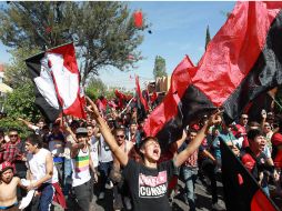 De nada les sirvió ir acompañados por la Policía de Guadalajara, pues aún así causaron destrozos a su paso.  /