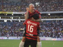 Vuoso y Ponce festejan el gol con el que Atlas logró la victoria ante Chivas.  /