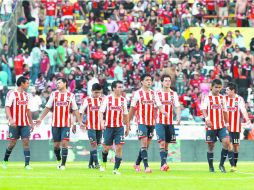 Los jugadores rojiblancos abandonan el campo del Jalisco reclamándose entre ellos mismos, tras la derrota de los Zorros. EL INFORMADOR /
