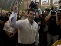 El aspirante presidencial Horacio Cartes, (Partido Colorado), al momento de emitir su sufragio. AFP /