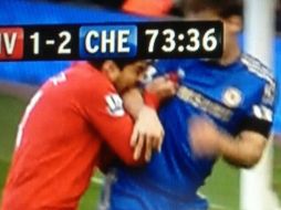 Imágenes de televisión muestran la forma en la que Luis casi se ''come'' al rival. ESPECIAL /