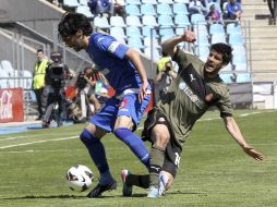 Lafita del Getafe y López disputan un balón en el partido. EFE /