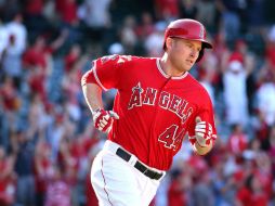 Mark Trumbo define la pizarra del juego, que tuvo una duración de 4:18 horas,  con cuadrangular solitario por el jardín izquierdo. AFP /