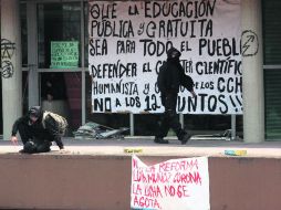 Los jóvenes votarán si se retiran de la Torre de Rectoría, que tomaron el viernes pasado. EFE /
