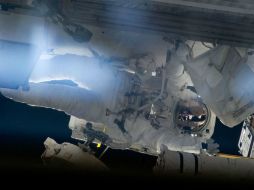 El cosmonauta desmontó el panel del casco de la Estación Espacial Internacional . ARCHIVO /